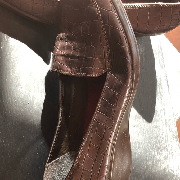 Comfy mid-brown wedgies - Picture 2 of 5